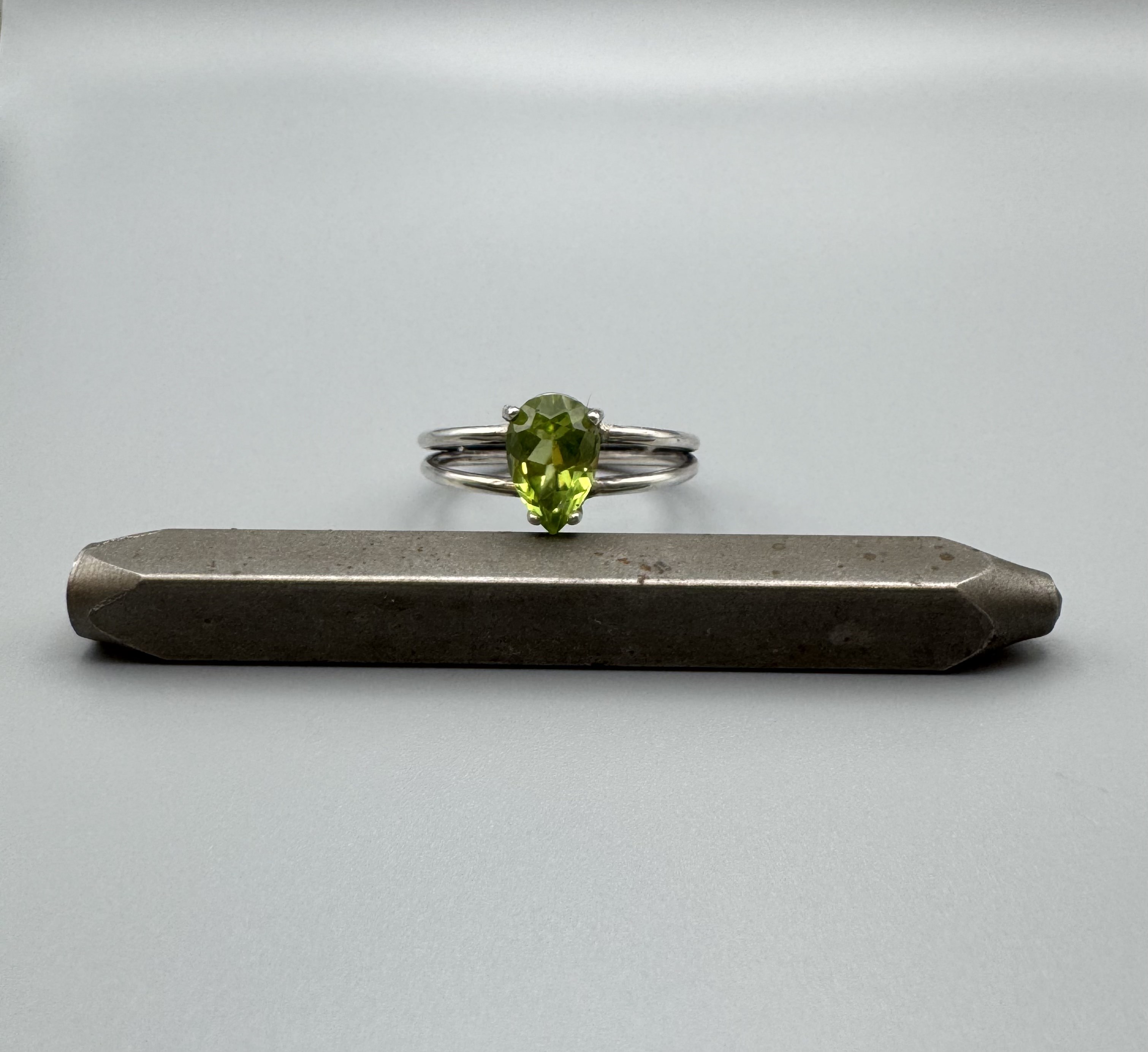 Peridot ring with split band