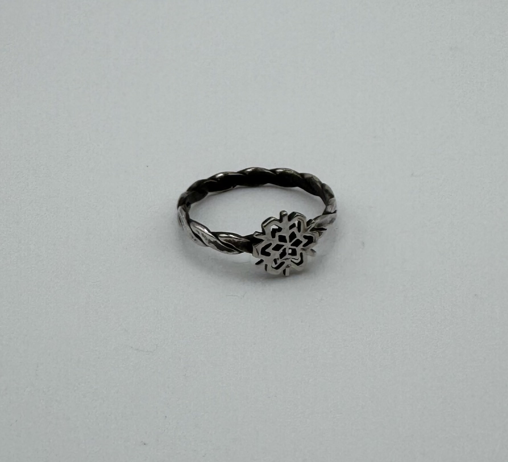 Snowflake ring with flattened twist band